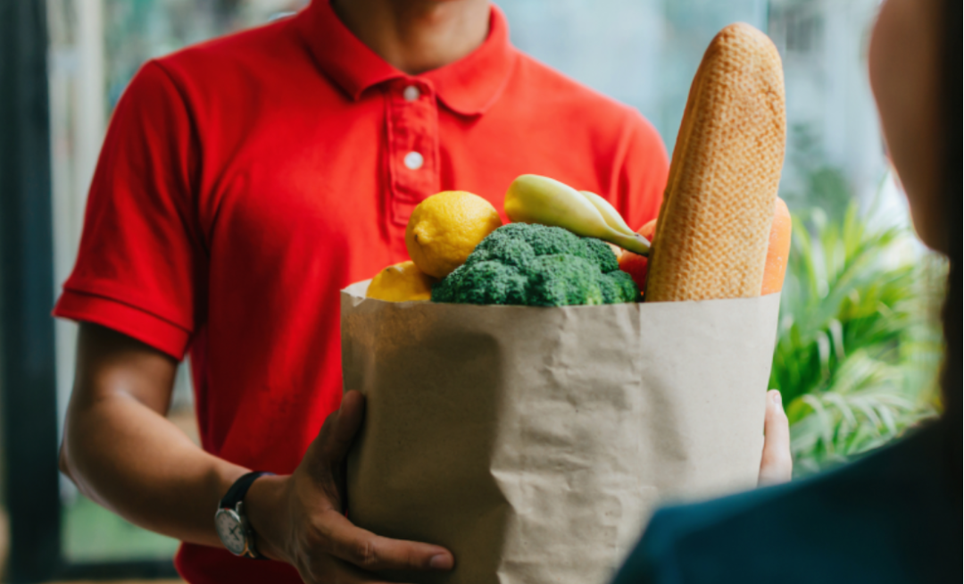 亚马逊扩大食品配送服务以缩小与沃尔玛的差距